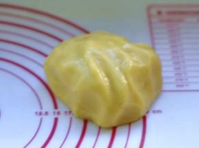 2、油酥材料混合揉匀