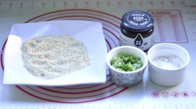 3、准备好各种馅料、芝麻