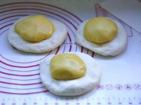 4、面团和油酥都等分成3份（计划做3种口味的），依次将每个用面团包入油酥