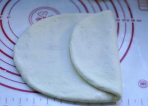 7、将右边向中间对折一次