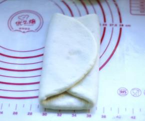 8、再将左边向中间对折一次