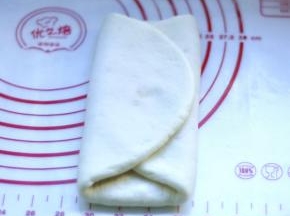 8、再将左边向中间对折一次