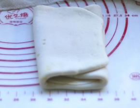 9、将折好的面皮再次擀成长方形，再进行一次三折