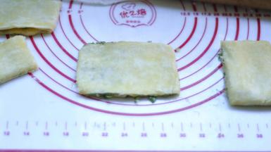 13、依次将其擀薄