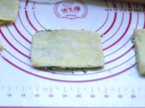 13、依次将其擀薄