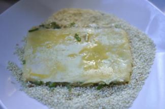 14、把蛋液刷在饼子胚上，放入芝麻里，沾上芝麻