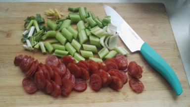 姜切丝。准备好所有的原料。