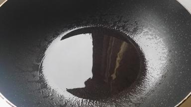 炒锅烧热，放适量花生油。