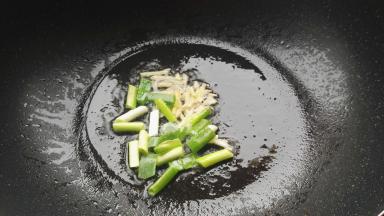 放入葱姜爆香。