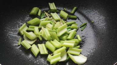 放入芹菜翻炒下。