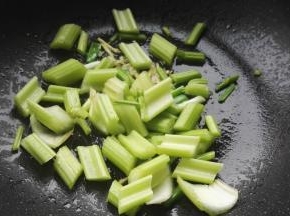 放入芹菜翻炒下。