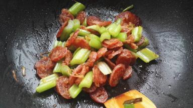 翻炒下(锅干了，可以点少许开水)，放十三香调味即可。