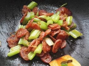 翻炒下(锅干了，可以点少许开水)，放十三香调味即可。