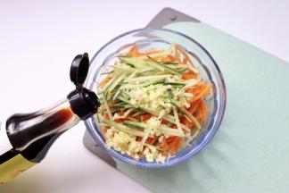 醋半汤匙，生抽少许或者不加