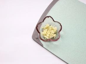 蒜瓣剁碎备用