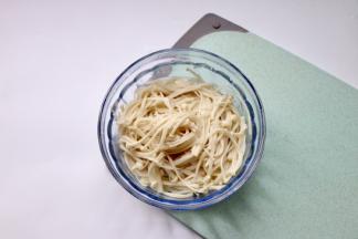 锅中水烧热，金针菇放进去煮30s捞出沥水