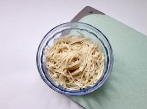 锅中水烧热，金针菇放进去煮30s捞出沥水