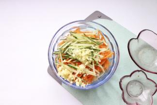 放入黄瓜丝、蒜末