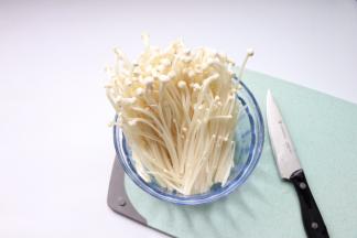 金针菇去蒂洗净