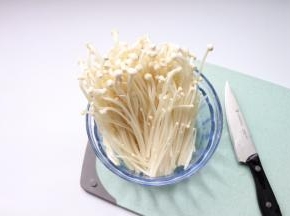 金针菇去蒂洗净