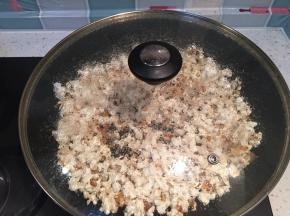 玉米爆开后转小火，不时晃动锅子，将玉米全部爆完