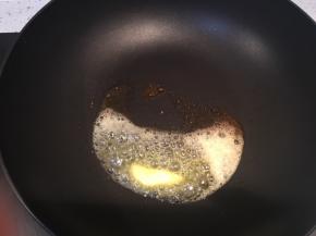 热锅融化10克黄油