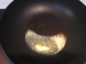 热锅融化10克黄油