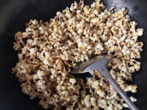 关火后马上倒入爆好的玉米花，快速拌匀即可。