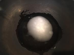 现在来做焦糖，将水和白砂糖放入锅中，小火加热，不要搅拌