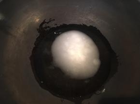 现在来做焦糖，将水和白砂糖放入锅中，小火加热，不要搅拌