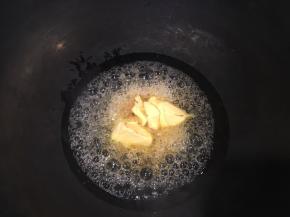 放入40克黄油，用锅铲搅散