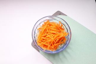 胡萝卜煮30s-1分钟捞出沥水放金针菇玻璃碗里