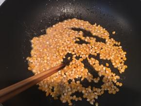 加入小玉米粒拌匀，使玉米都沾上黄油