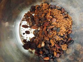 黑糖粉末与葡萄干混合，用手搓。搓至每粒葡萄干上都粘有黑糖