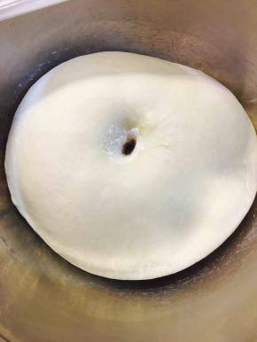 发酵至两倍大，手指粘粉不塌陷阿里回缩即可