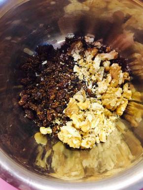 加入核桃仁，继续搓～