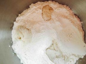 将高粉，盐，酵母，撕开的老面，加入融开的黑糖溶液，揉成团，加入黄油揉出膜，进行基础发酵