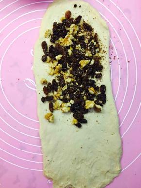 将面团擀成长方形，底部按压几下让它变薄且粘在硅胶垫上