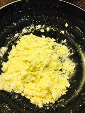 制作酥粒～搓成小颗粒即可，粉类可以自我调节