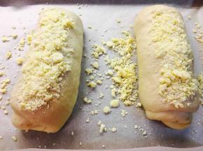 二发至两倍大，撒上酥粒。烤箱180度烤制20至25分钟