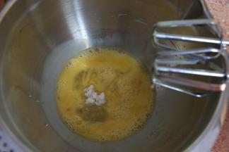 鸡蛋磕入打蛋盆内，加入白糖，进行全蛋打发。