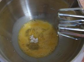 鸡蛋磕入打蛋盆内，加入白糖，进行全蛋打发。