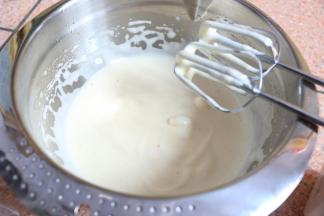 打蛋盆隔温水，打发至蛋液不会很快滴下来，可以在蛋液中写字也不会立马消失。