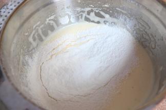 筛入低筋面粉，用刮刀小心地从底部往上翻拌，使蛋糊和面粉混合均匀。动作要轻柔快速。