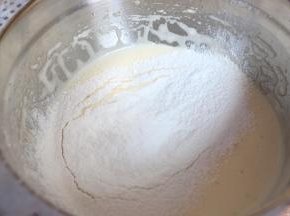 筛入低筋面粉，用刮刀小心地从底部往上翻拌，使蛋糊和面粉混合均匀。动作要轻柔快速。