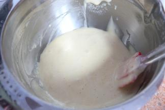 将玉米油缓缓倒入蛋糊中，翻拌均匀。