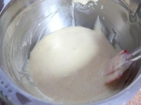 将玉米油缓缓倒入蛋糊中，翻拌均匀。