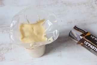 将搅拌好的面糊装入裱花袋内。