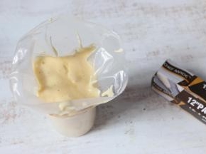 将搅拌好的面糊装入裱花袋内。