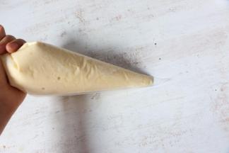 裱花袋剪一个小口，直径1cm左右。